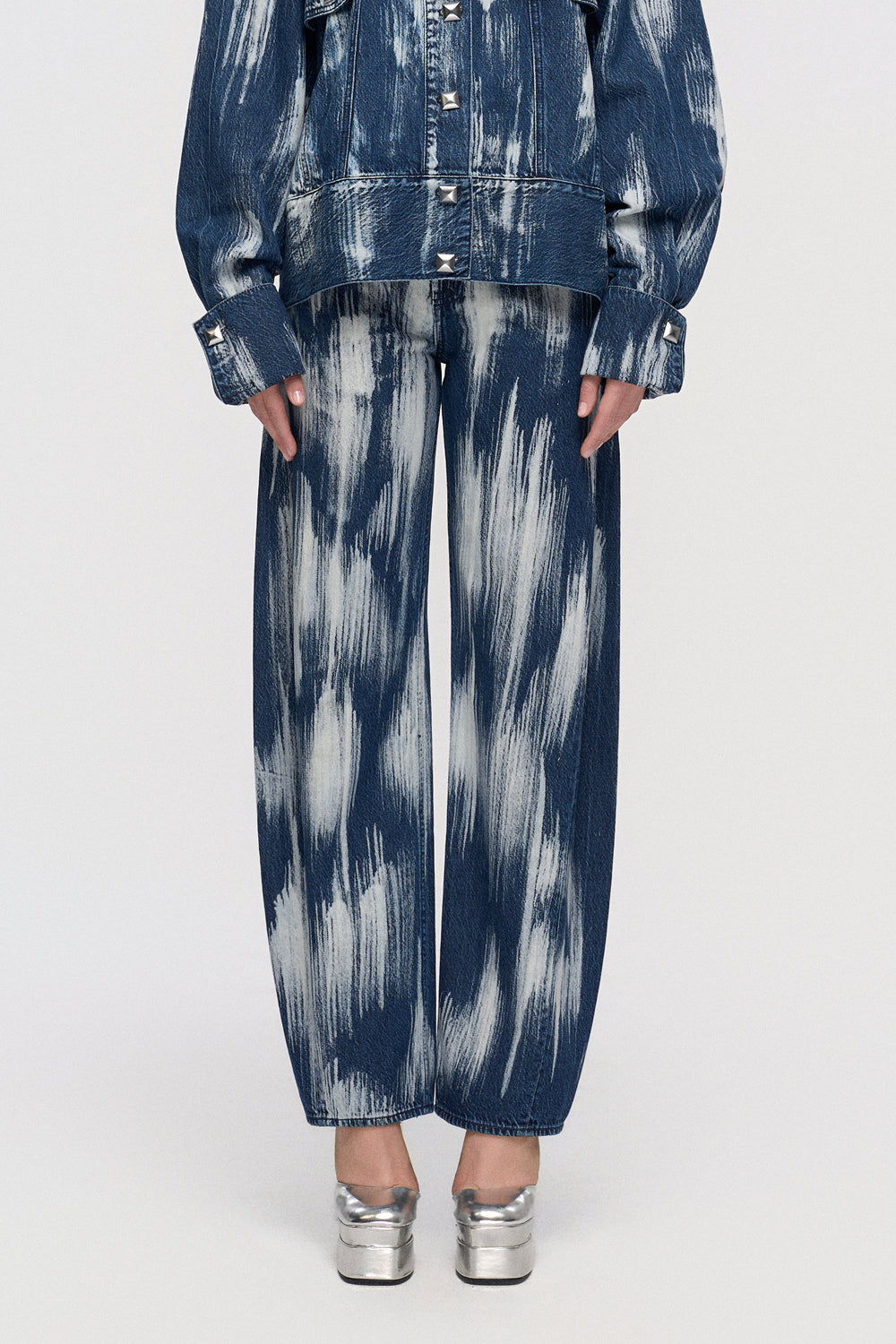 Trousers Modern horseshoe-fit denim with a matching vertical wash