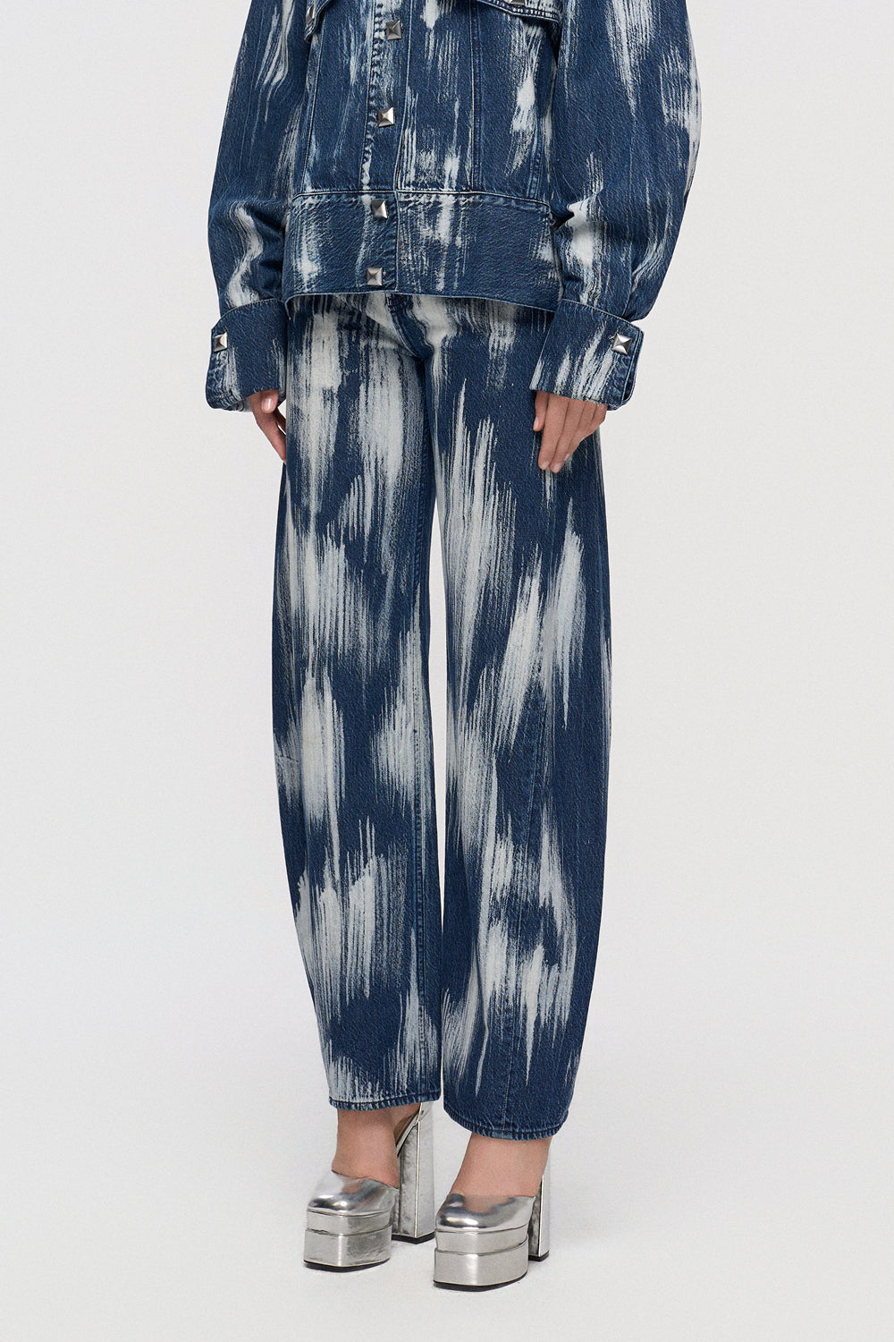 Trousers Modern horseshoe-fit denim with a matching vertical wash