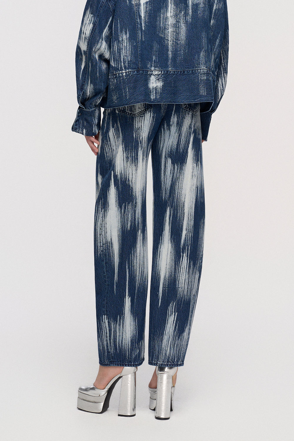 Trousers Modern horseshoe-fit denim with a matching vertical wash