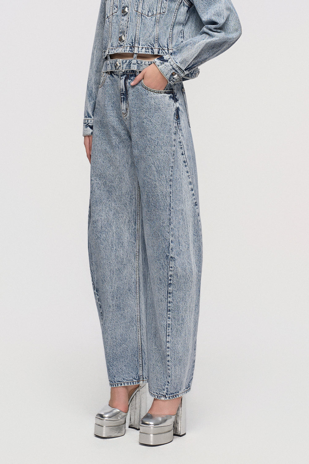 Trousers Wide-leg denim with a signature wash effect